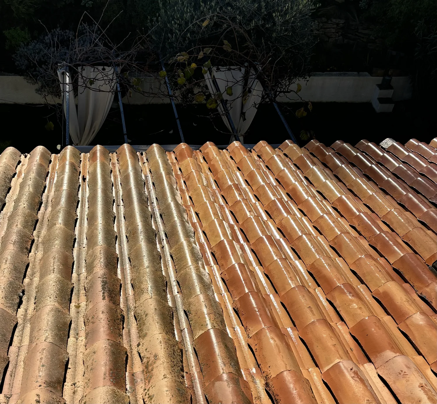 Démoussage de toiture à Toulon : contraste avant après entre tuiles encrassées et nettoyées