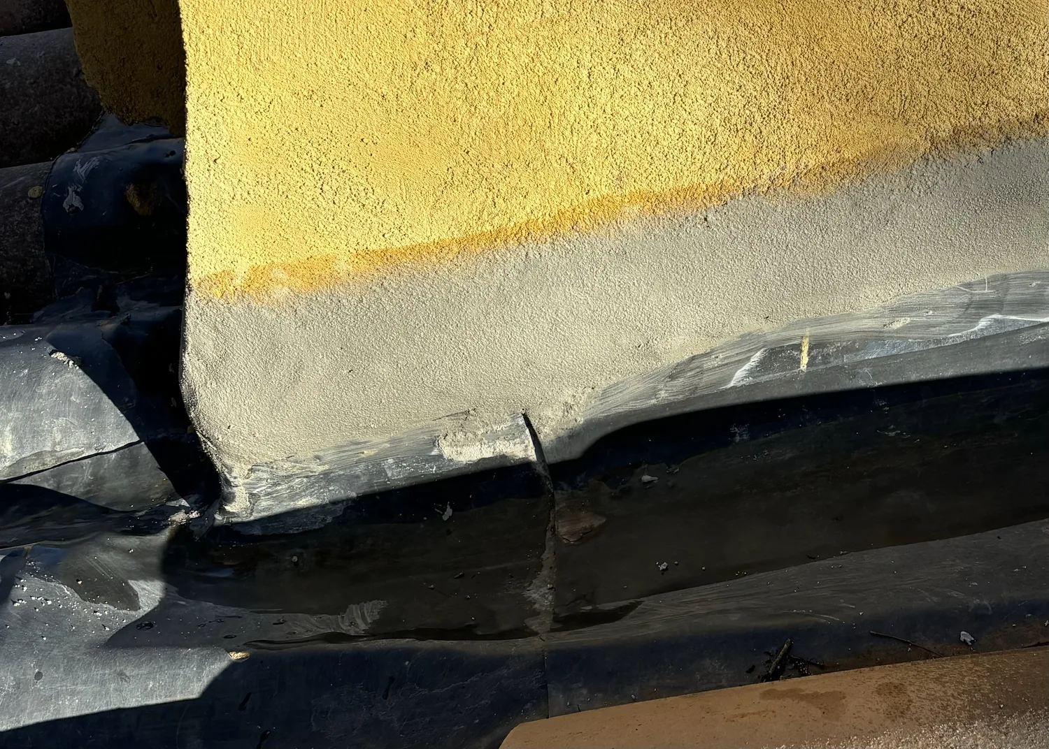 Solin refait et jonction mur toiture réétanchée au mortier à Toulon