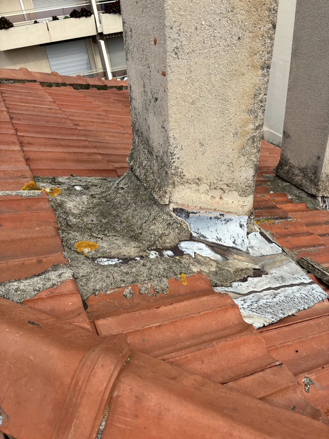 Souche de cheminée dégradée avec solin décollé avant réfection à Toulon