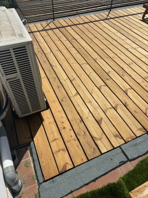 Toit-terrasse étanché avec membrane bitumineuse et terrasse en bois à Toulon