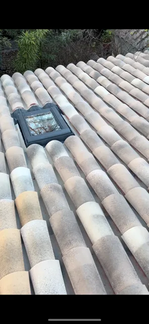 Fenêtre de toit Velux intégrée dans une toiture en tuiles neuves à Toulon