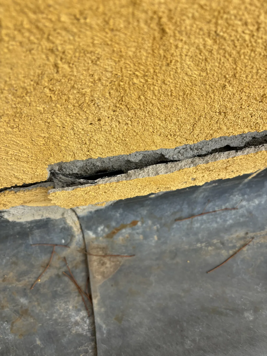 Solin décollé et fissuré à la jonction mur toiture, source de fuite à Toulon