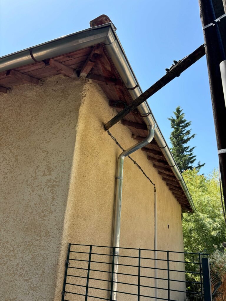 Installation d'une gouttière en zinc sur une maison dans le Var par un couvreur professionnel