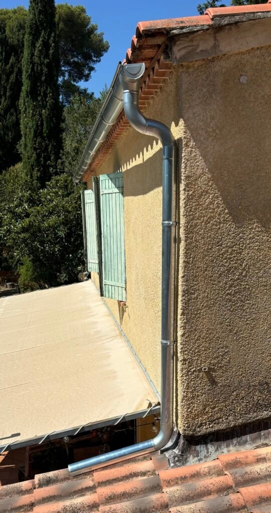 Pose d'une gouttière en zinc et d'une descente d'eau par Mr Herter Couvreur à Toulon